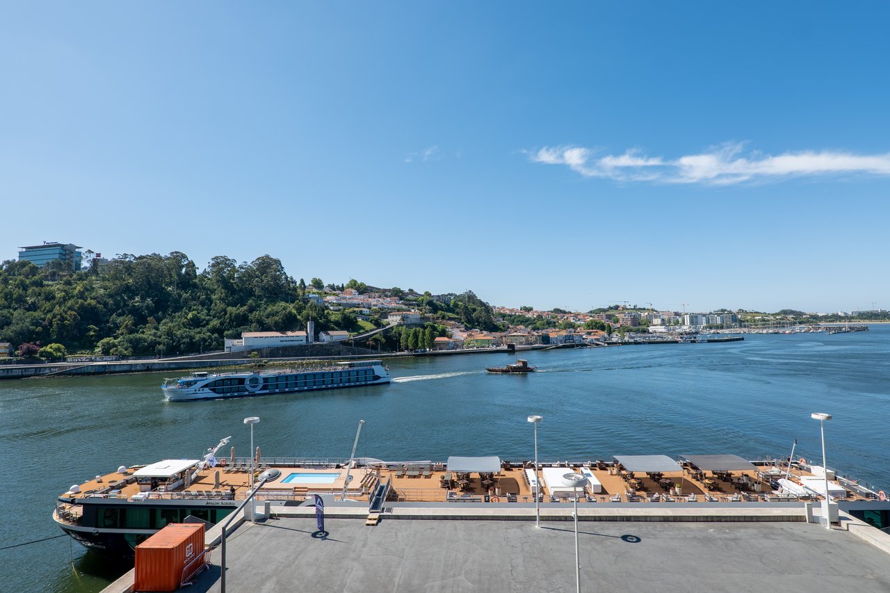 Sophisticated Three-Bedroom Apartment in Porto