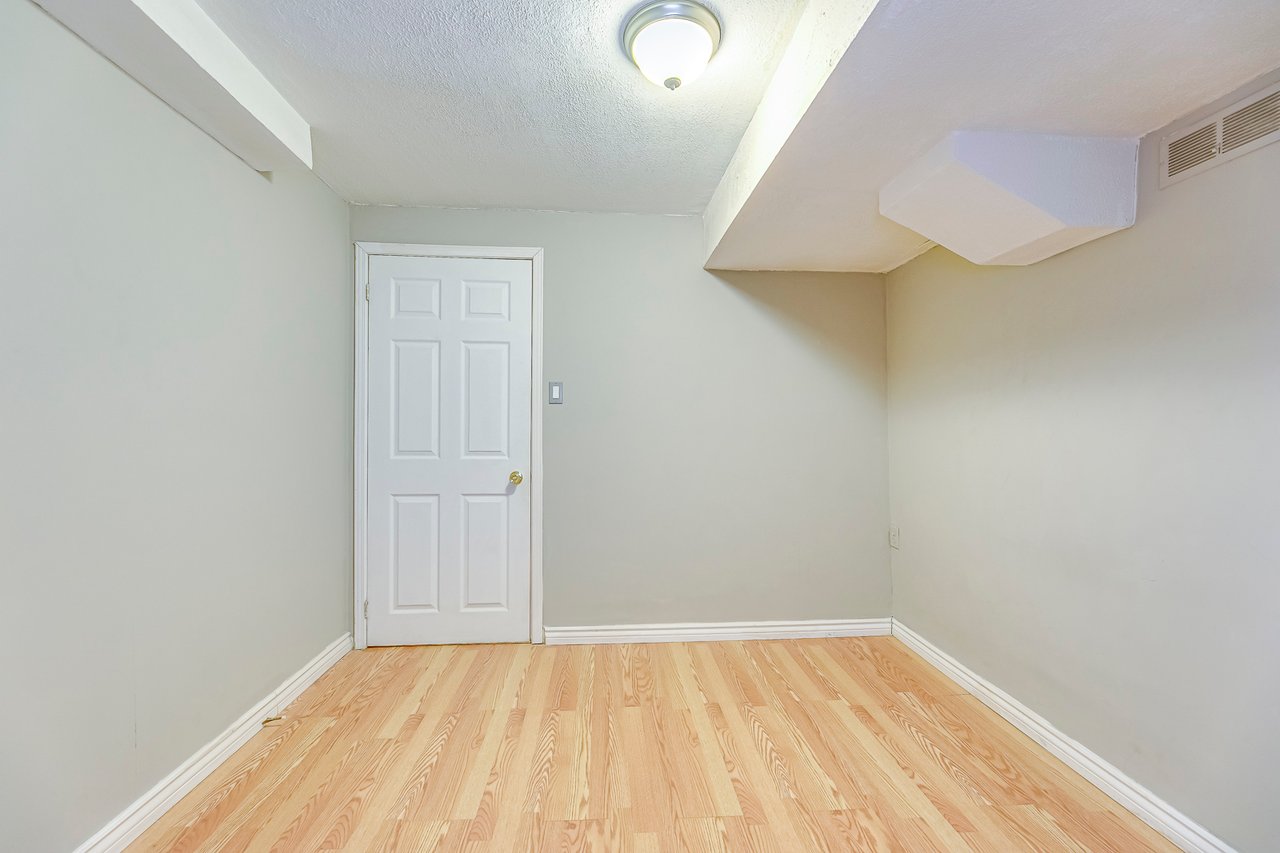 3042 Patrick Cres
