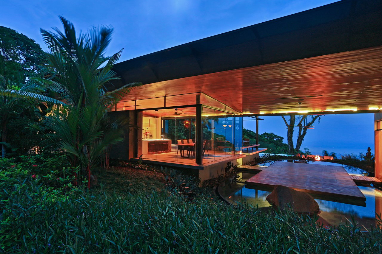 Casa Sanctuary ·  Luxury Jungle Villa · Whale Tail View