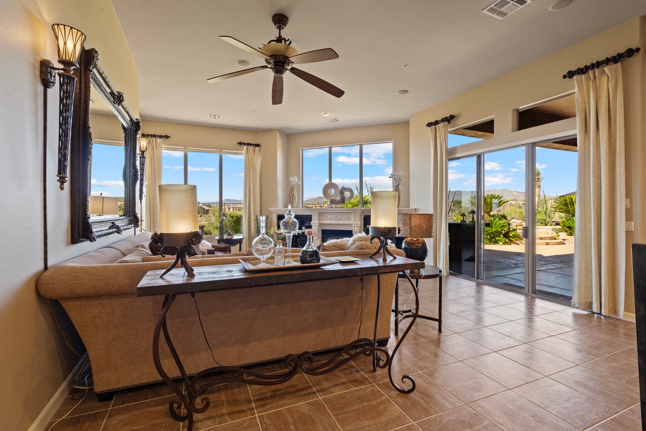 9812 E ROADRUNNER Drive