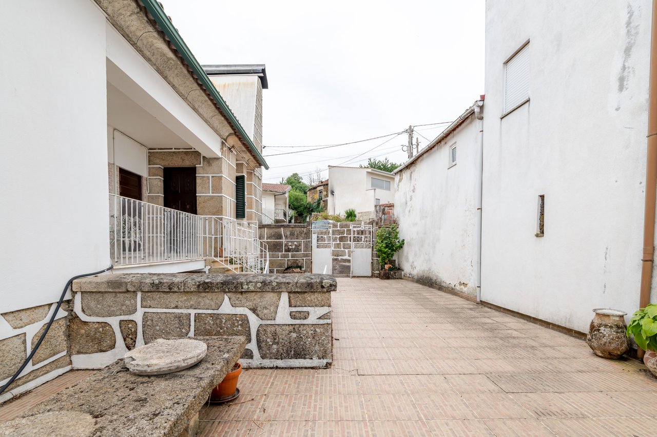 Rustic Four-Bedroom House with Private Land in Folhadela, Vila Real