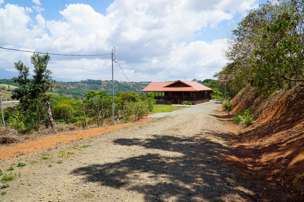 Serene Splendor - Discover Your Dream Home in Pacuar Perez Zeledon