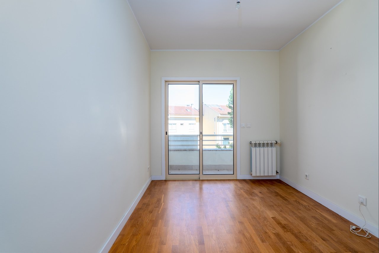 Spacious and Bright 4-Bedroom Apartment for Rent Near Colégio do Rosário