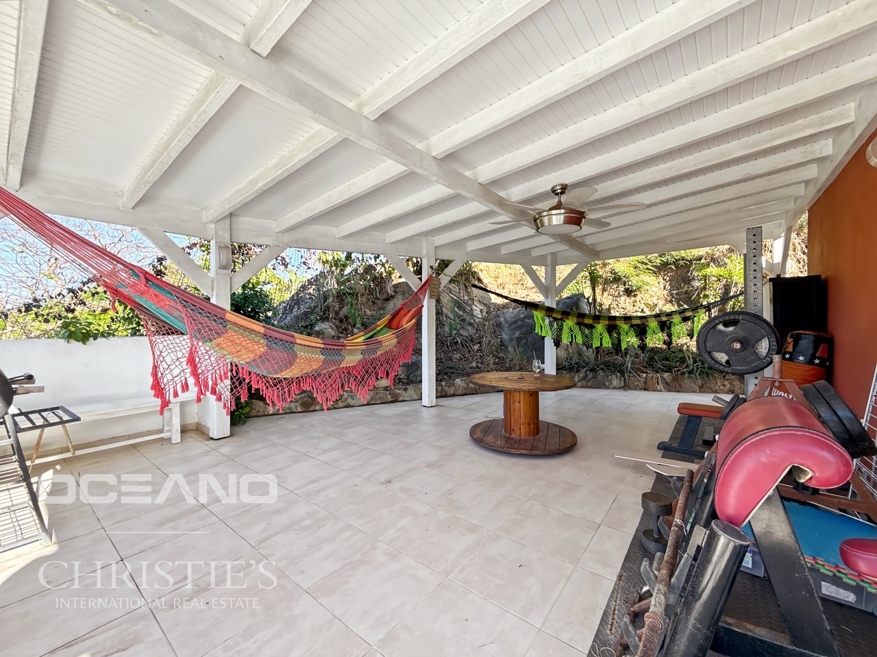 Spacious 3-Bedroom Villa + Studio – OYSTER POND