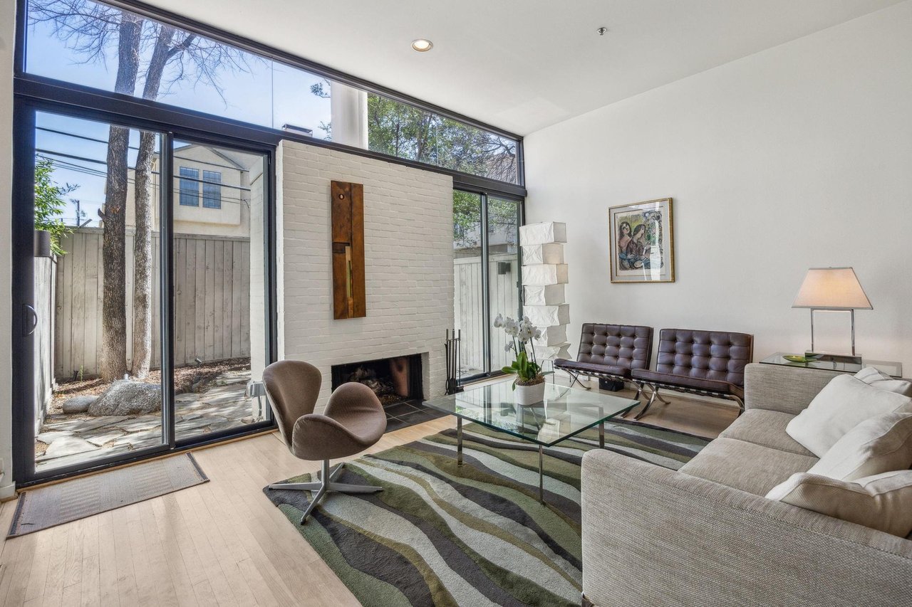 3922 Travis Street, 11