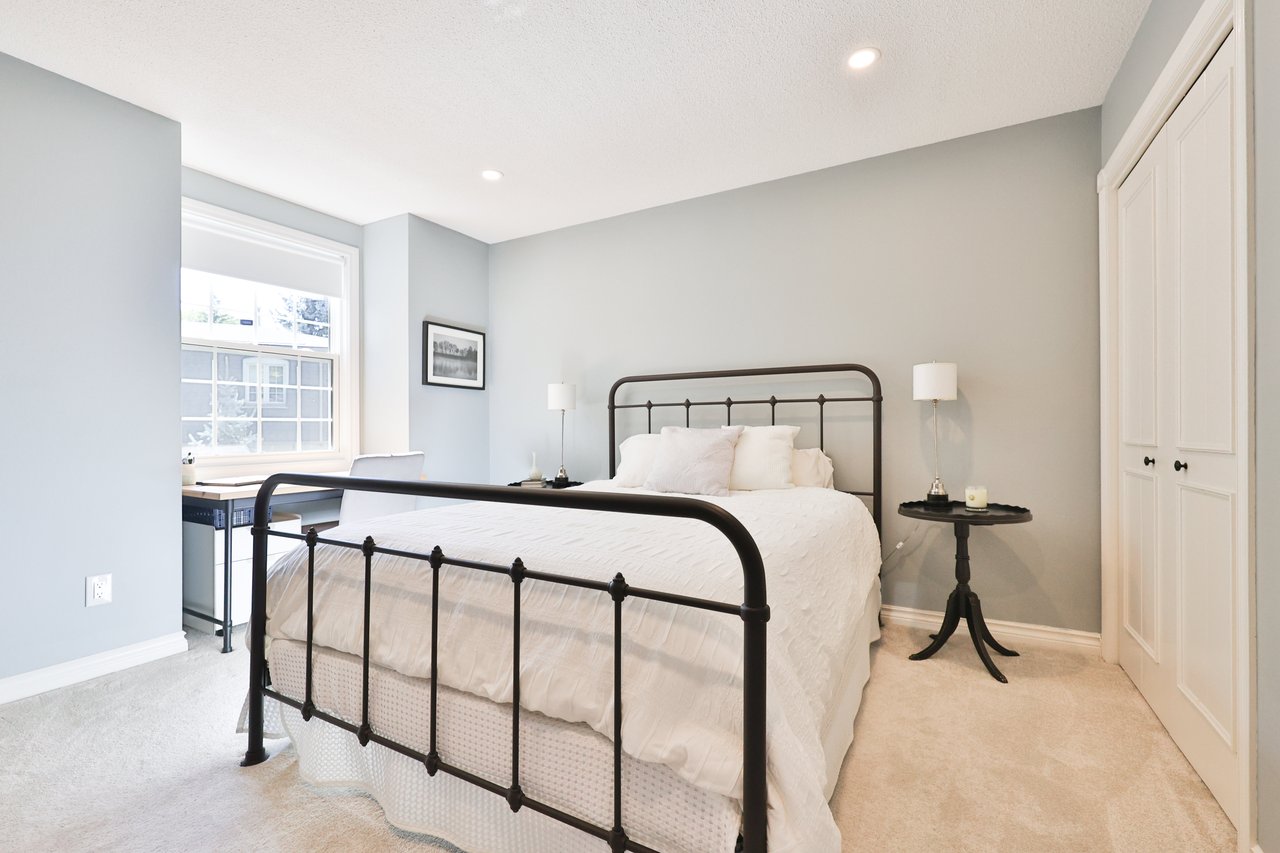 206 Rossmore Boulevard, Burlington