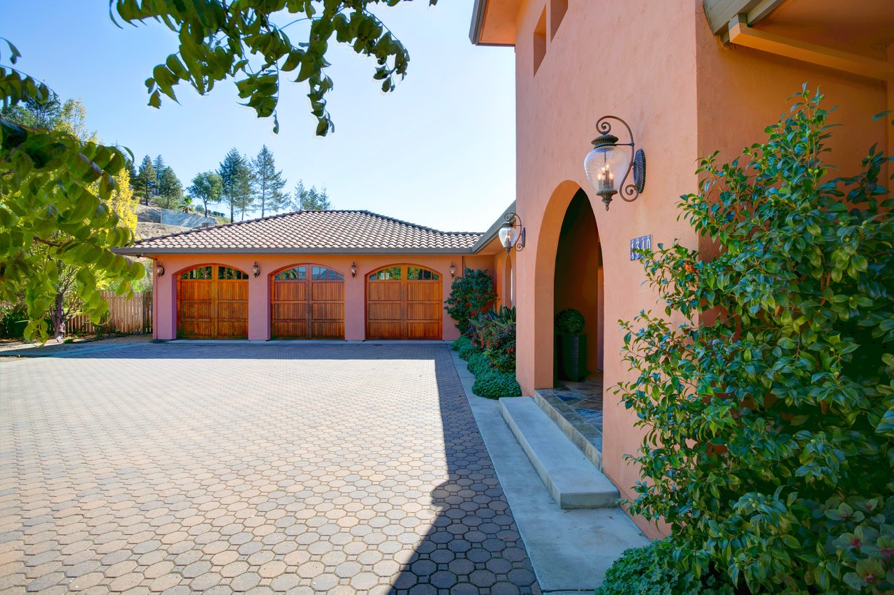 Luxurious Estate Above St. Helena