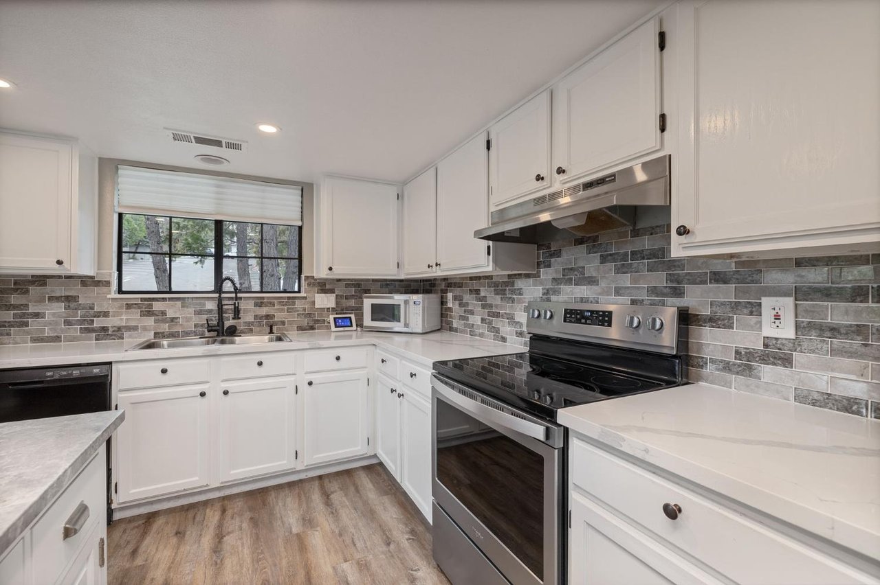 50850 Smoke Tree Trl, 