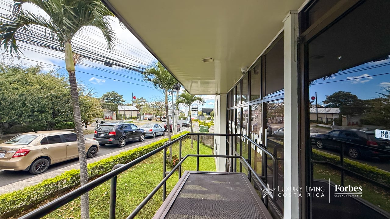 21581 - 3-Story Office/Warehouse with Easy Access to Route 27 in Guachipelin, Escazú