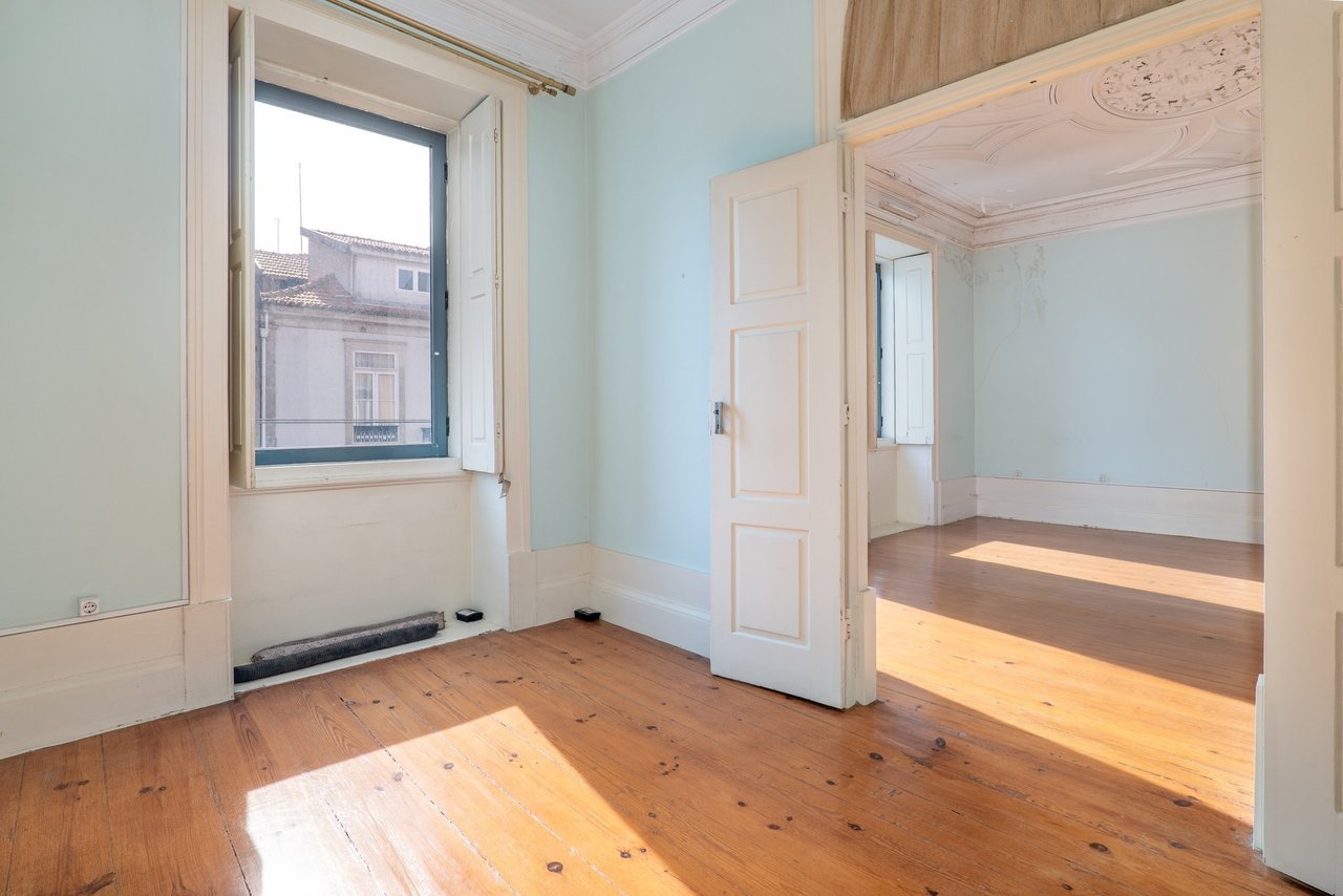 Historic Home for Restoration in Matosinhos, Porto – Prime Coastal Investment Opportunity