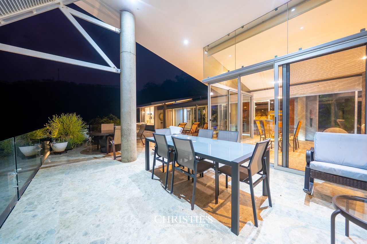 Casa Holmes: Award-Winning Glass House with Ocean Views