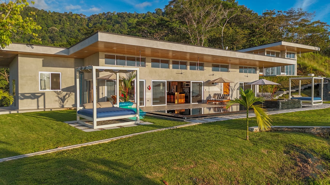 17 Acres Private Estate With Two Homes With Panoramic Views