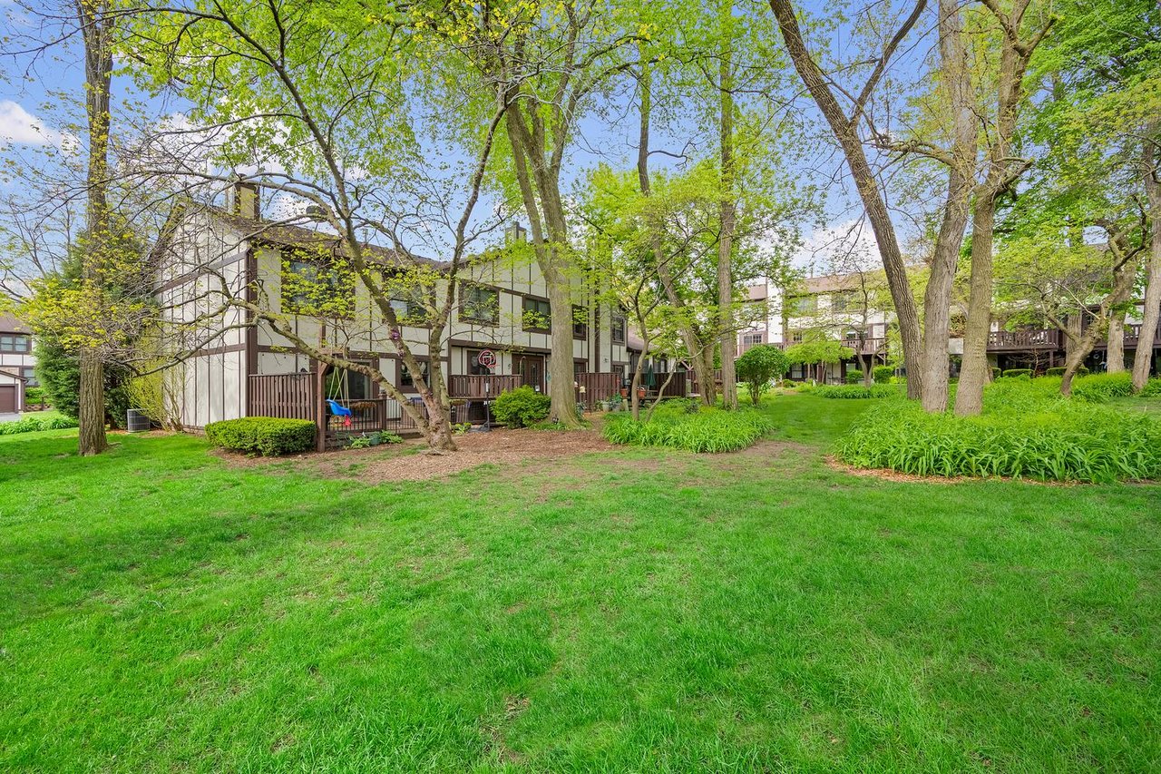 67 White Oak Circle, St. Charles IL – End Unit Townhome in The Oaks Near Downtown & Fox River