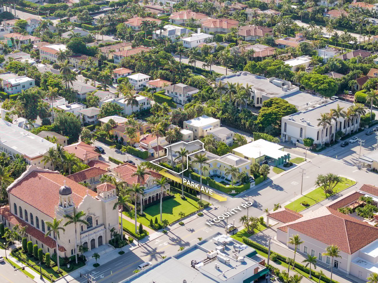 Charming Like New Residence In Town