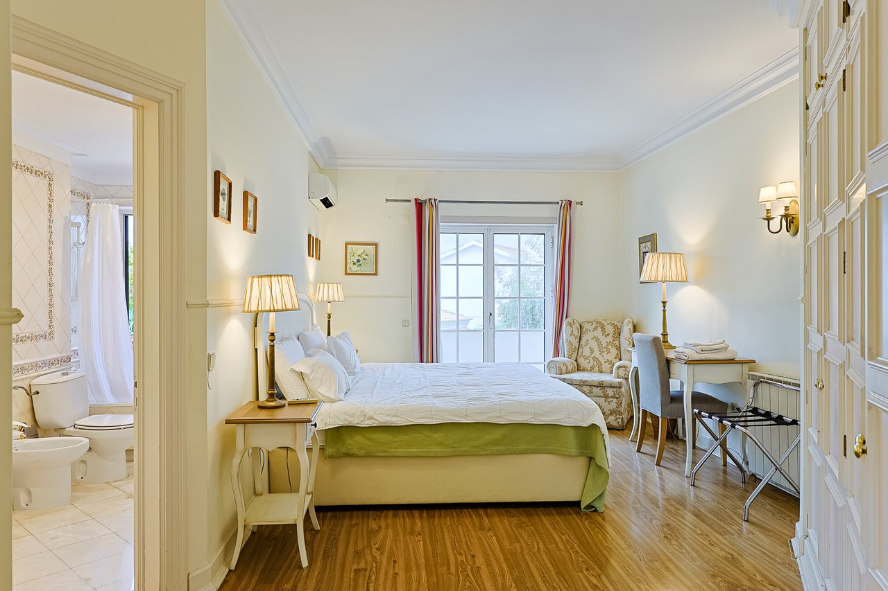 Spacious 8+2-Bedroom Villa with Pool for Rent in Cascais