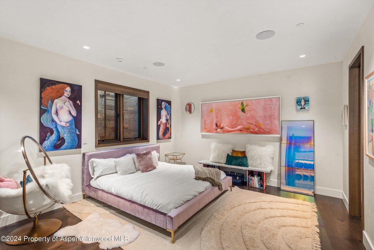 700 W Smuggler Street