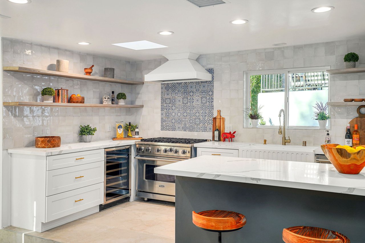 16733 Oak View Dr, Encino