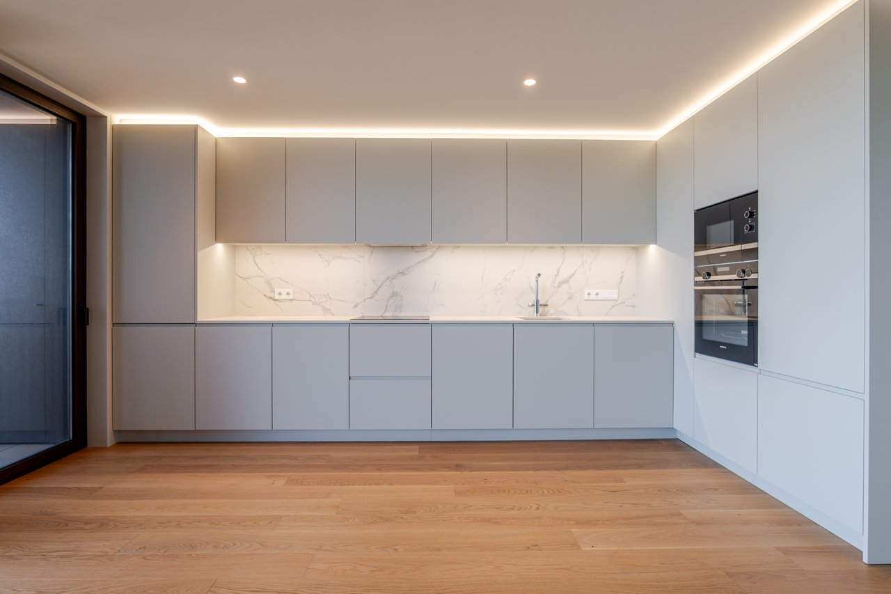 Luxury 4-Bedroom Apartment in Porto