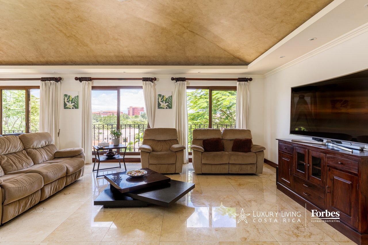 20336 - Luxury 5-bedroom home with an office and terrace in Cerro Alto, Escazú