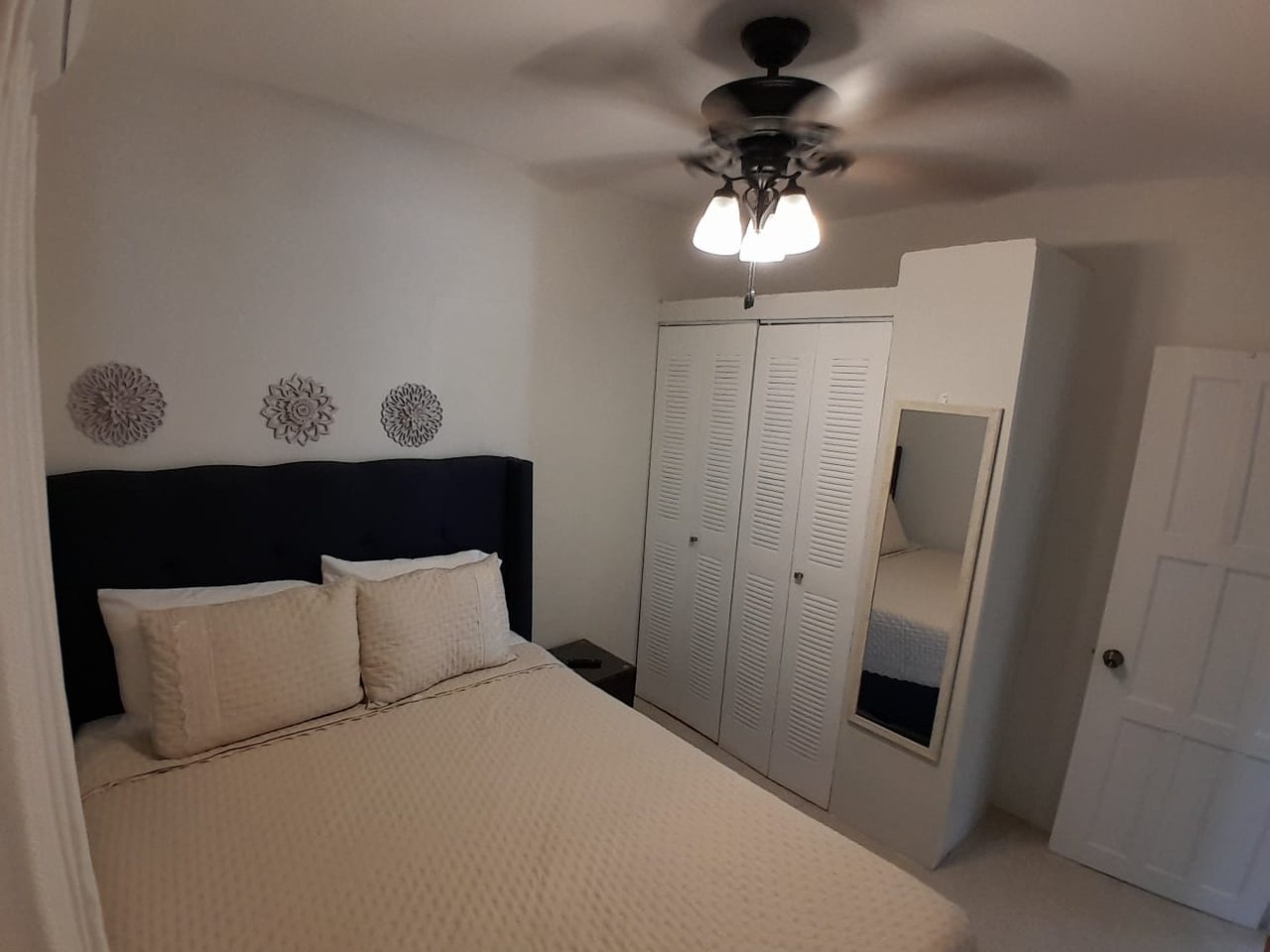 Suburban Comfort 2 bed 1 bath apartment
