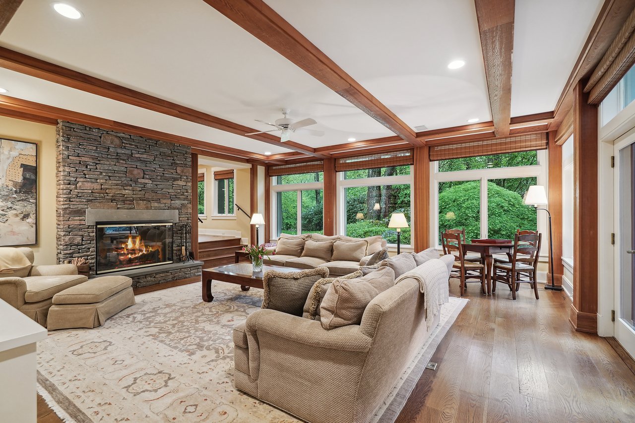 17 Eastwoods Road