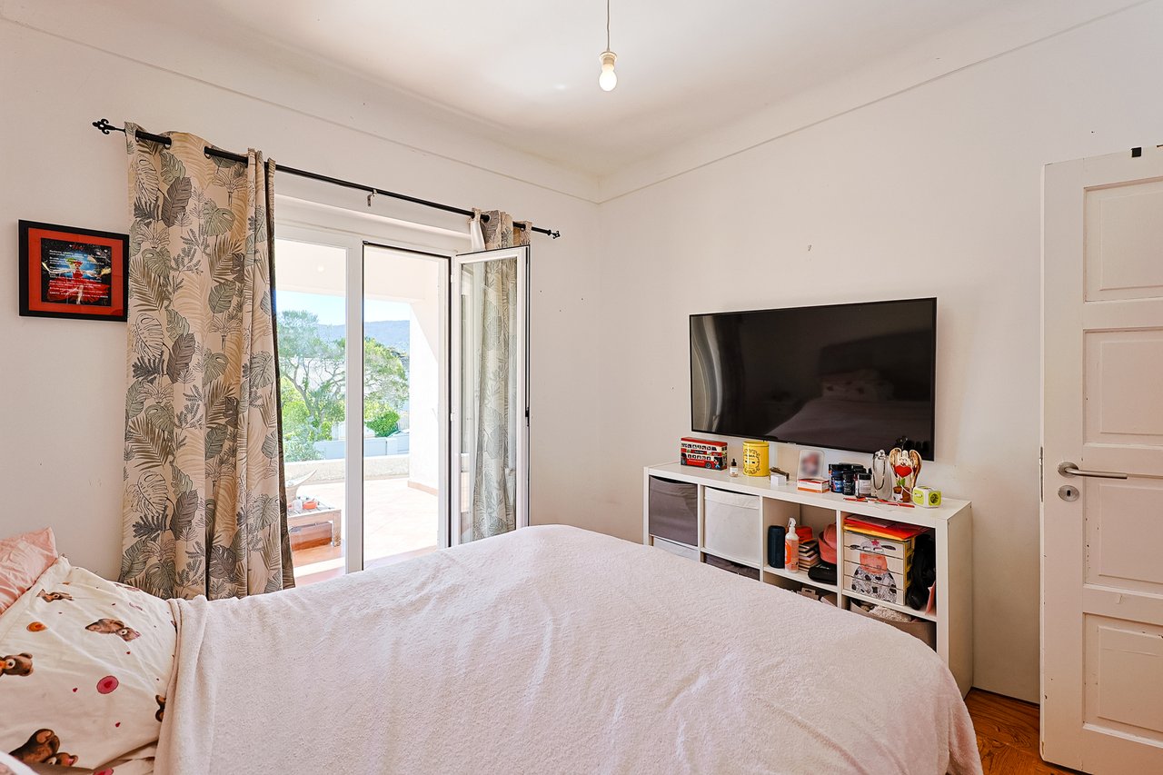 Spacious 5-Bedroom Villa with Expansive Garden Near Sintra in Colares