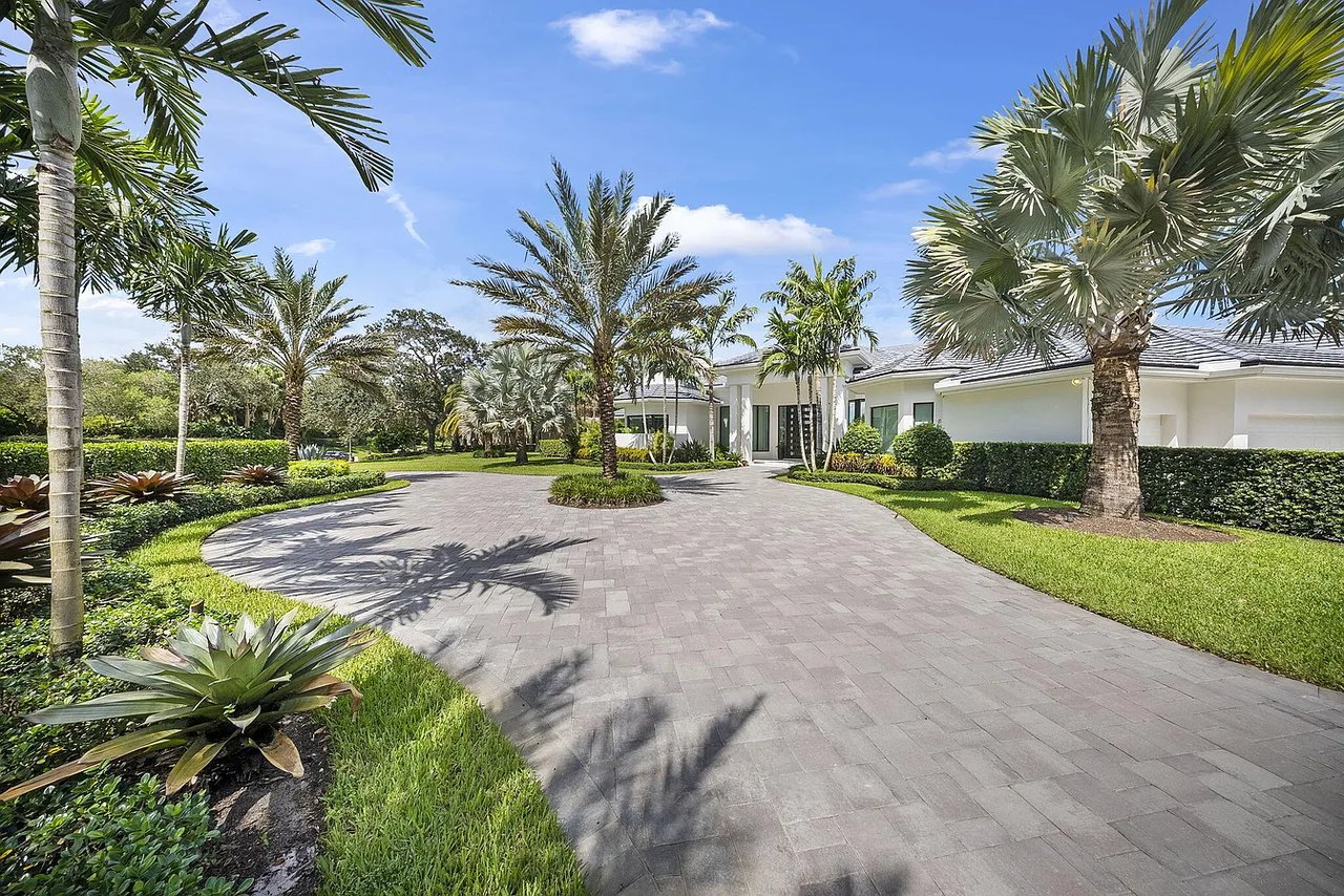 208 Locha Dr