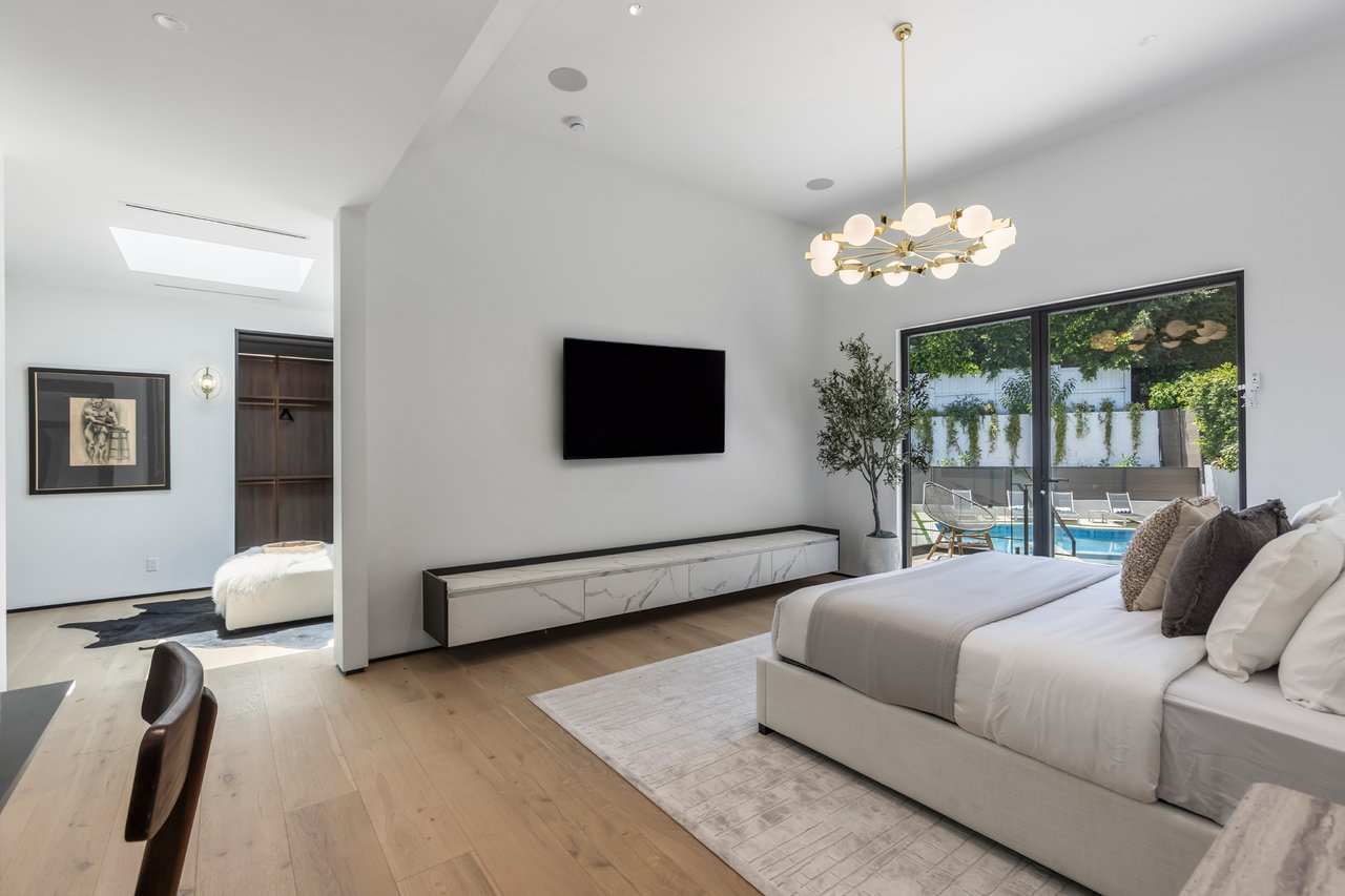 Luxury Gated Villa w/ Pool, Spa & Designer Interiors