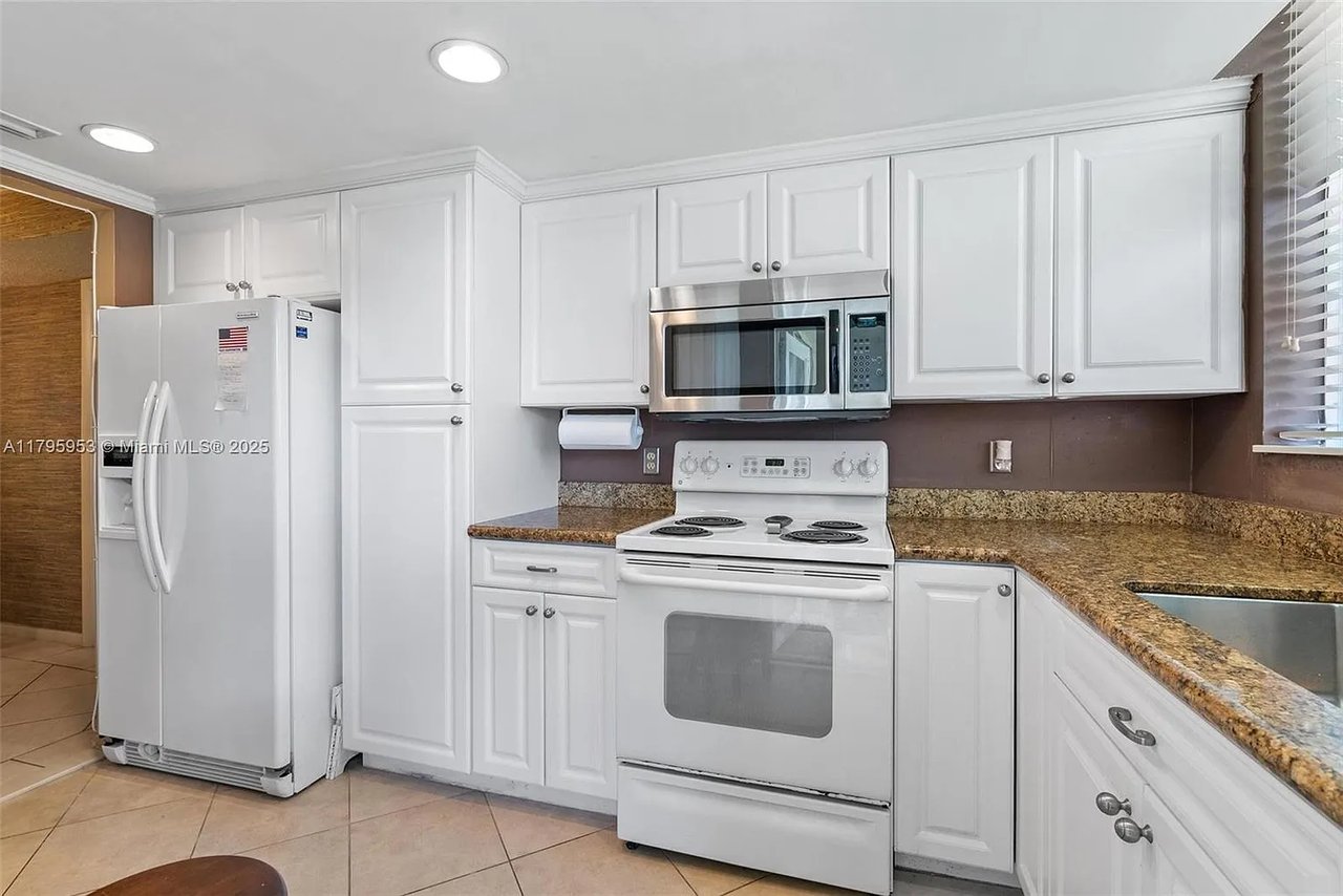1239 Hillsboro Mile Apt 203