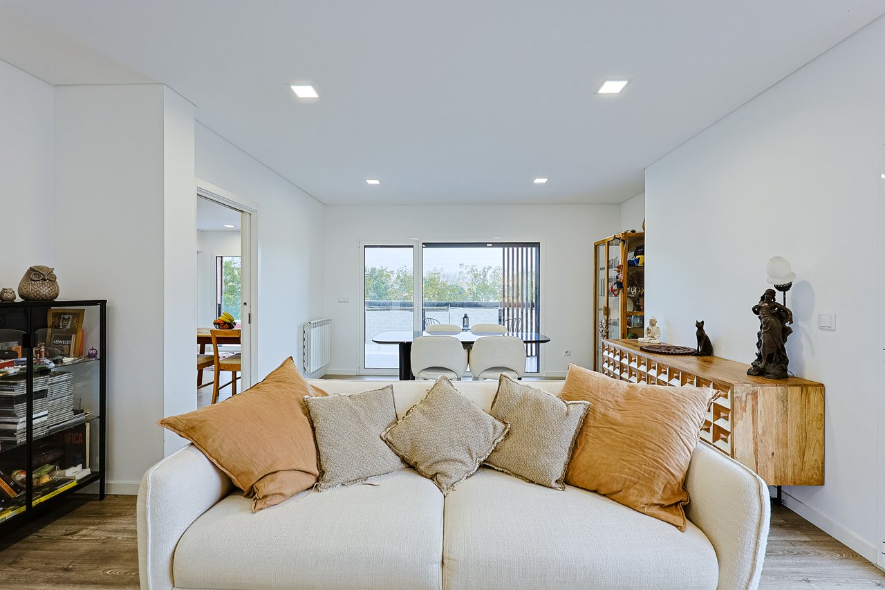 Modern 2-Bed, 2-Bath Apartment in Central Marinha Grande – Near Nazaré