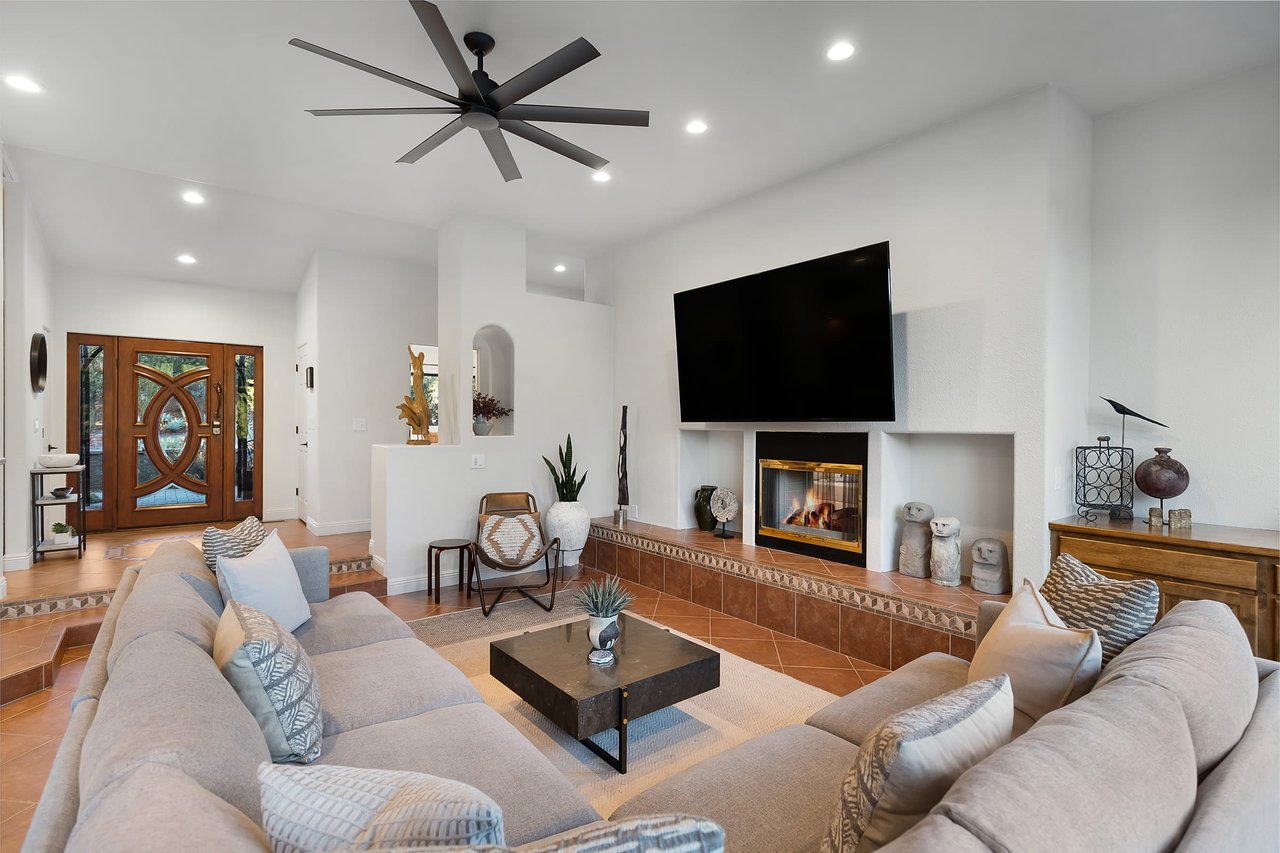 Mammoth Rock Lodge-New Family Home Remodeled, 2 Hot Tubs & Game Room