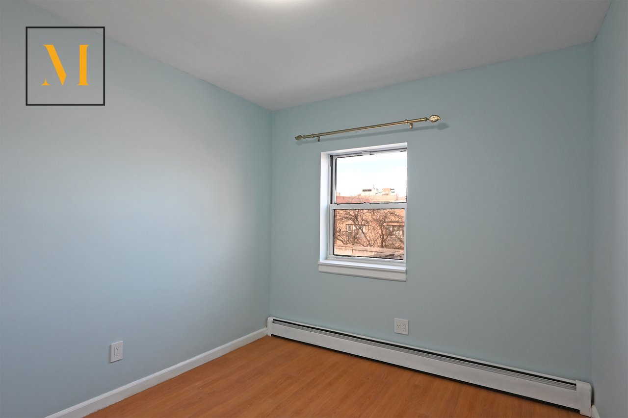 25-08 Newtown Avenue 004