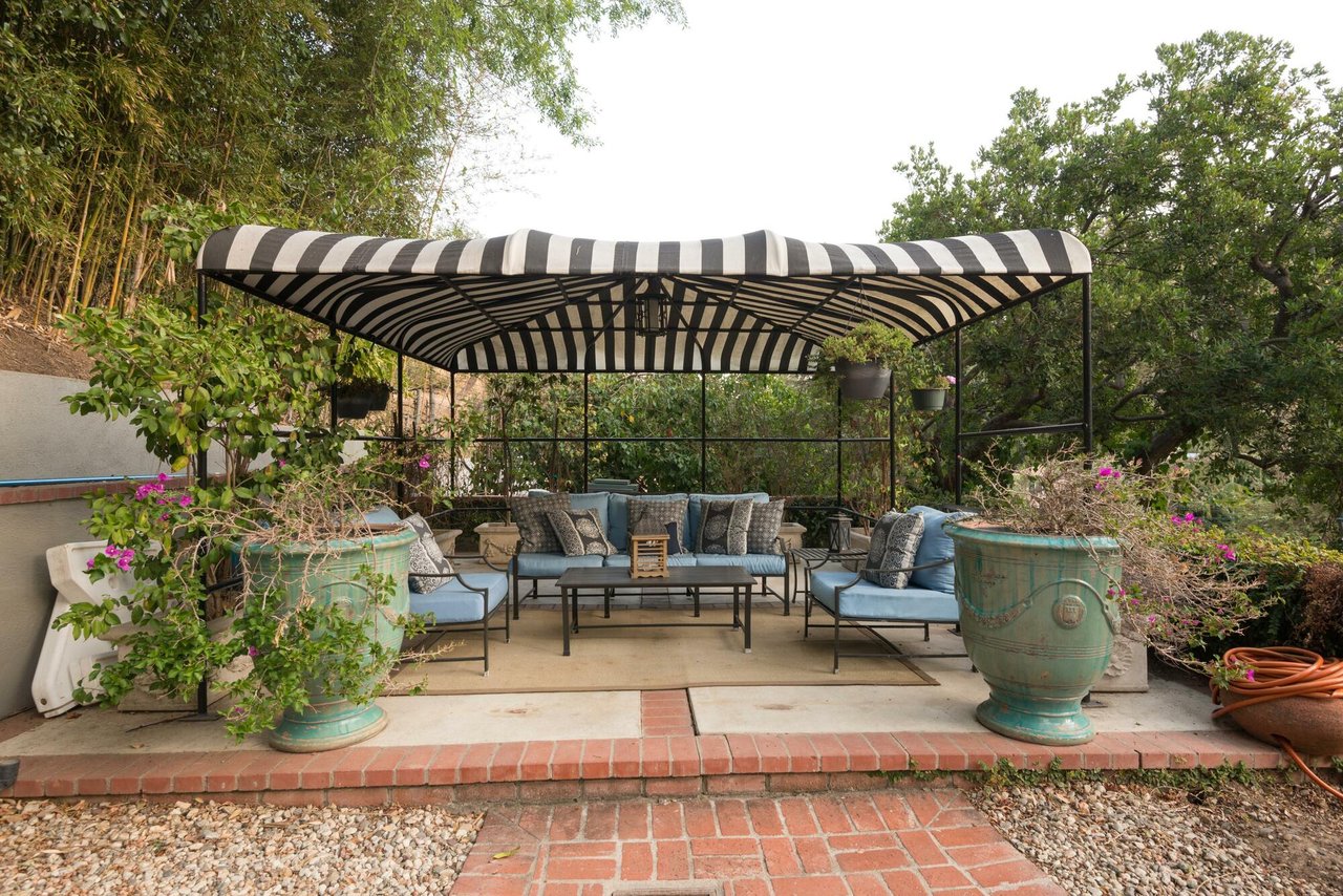 2542 Benedict Canyon Dr