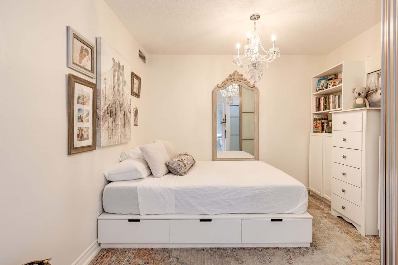 250 Wellington St W 535