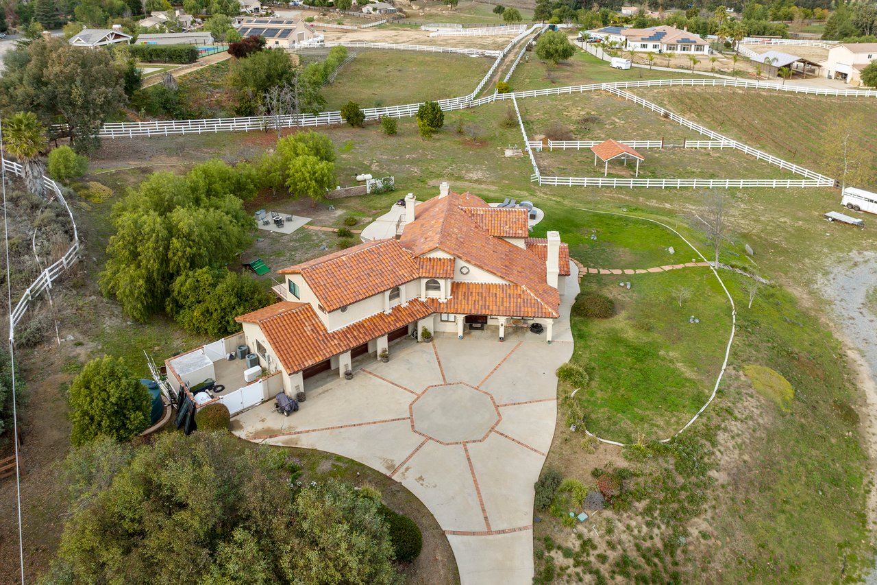 38405 Avenida La Cresta