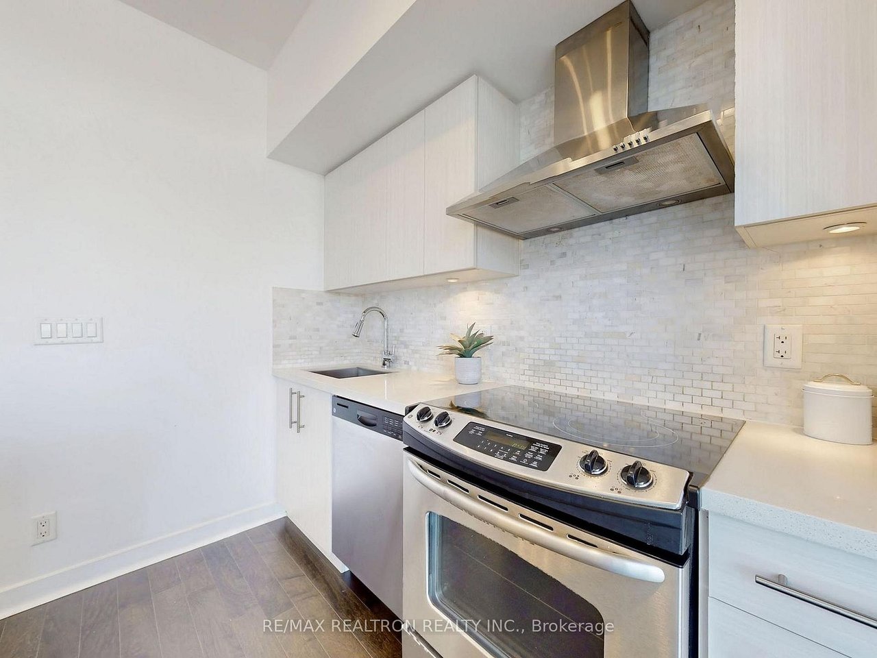 PENTHOUSE ON ENGLINGTON CROSSTOWN LRT