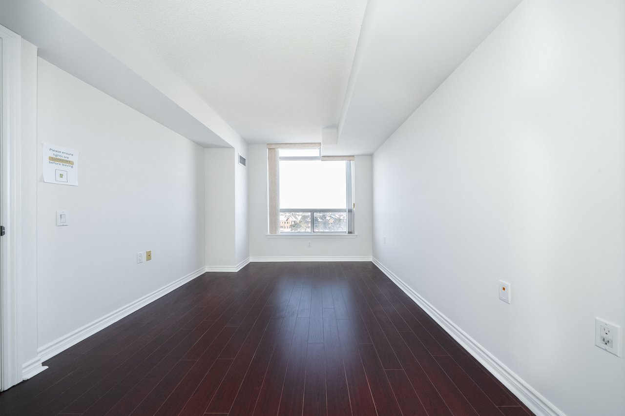 9015 Leslie Street, 807