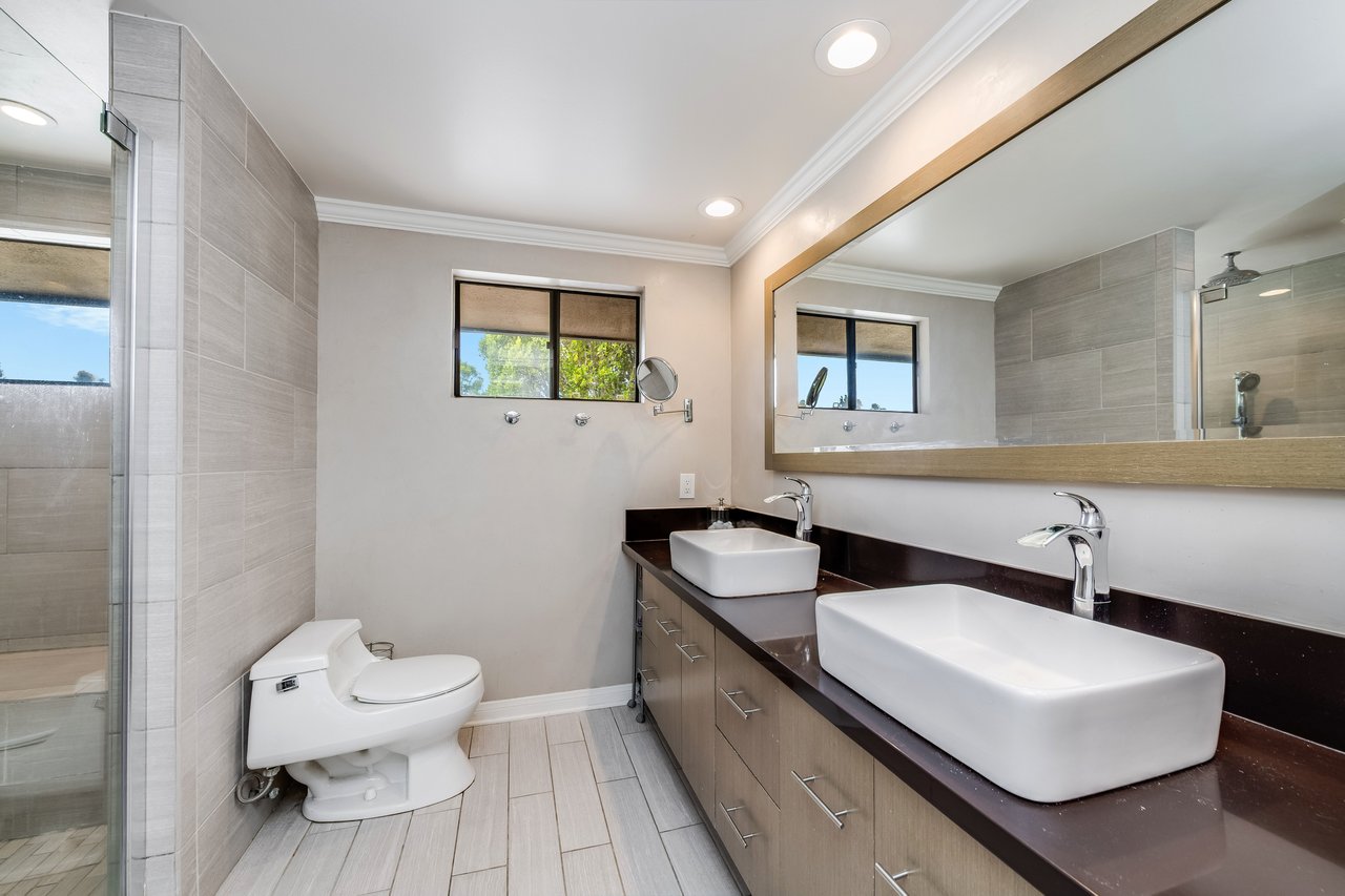 24417 Clipstone St, Woodland Hills 