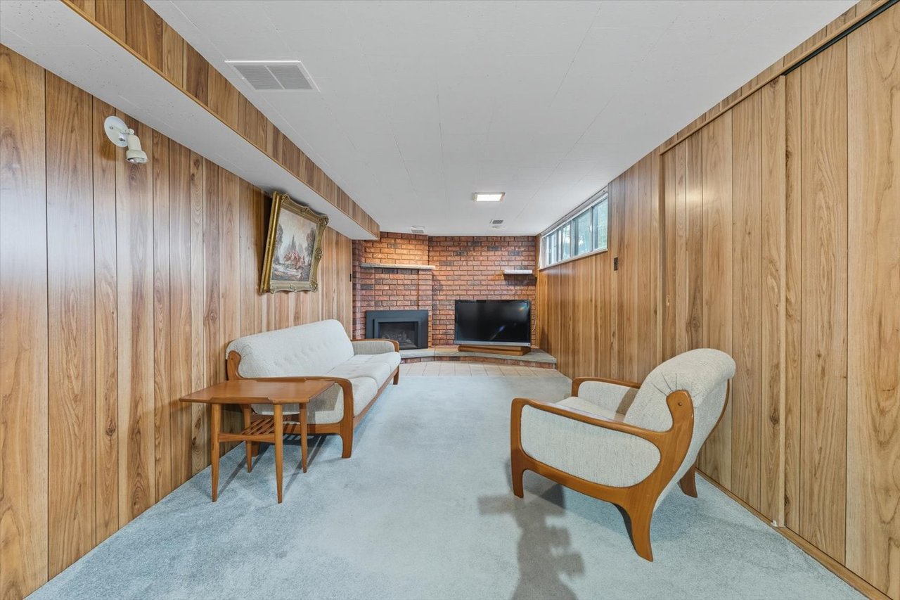 6 Berryton Ave
