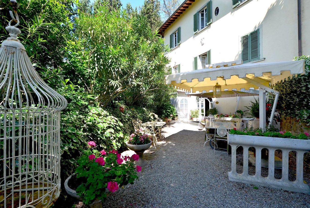 Gorgeous Florence Estate With Saltwater Pool