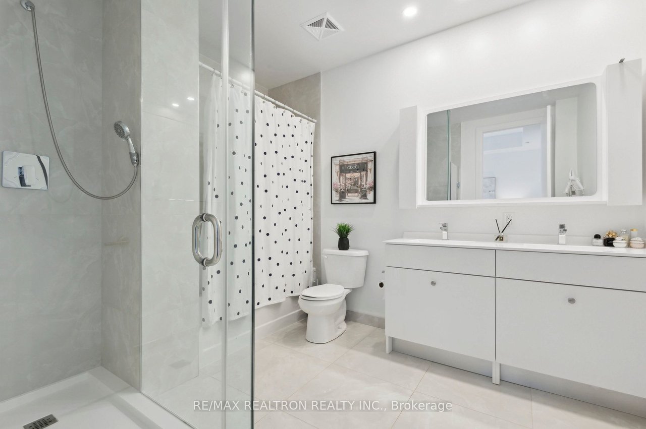 STUNNING, AIRY PENTHOUSE