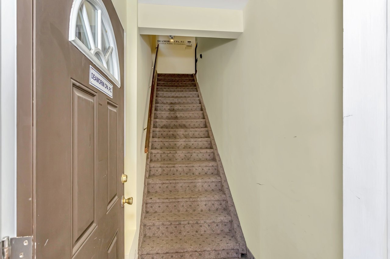 219 Mineola Blvd