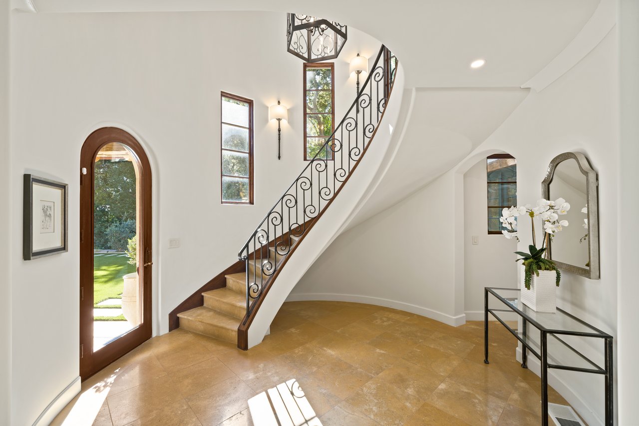 893 Laverne WAY