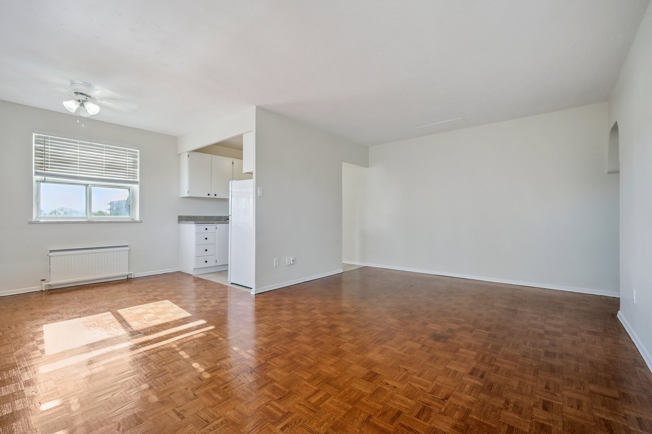 Bright 2 Bedroom Unit in Prime Port Credit Location