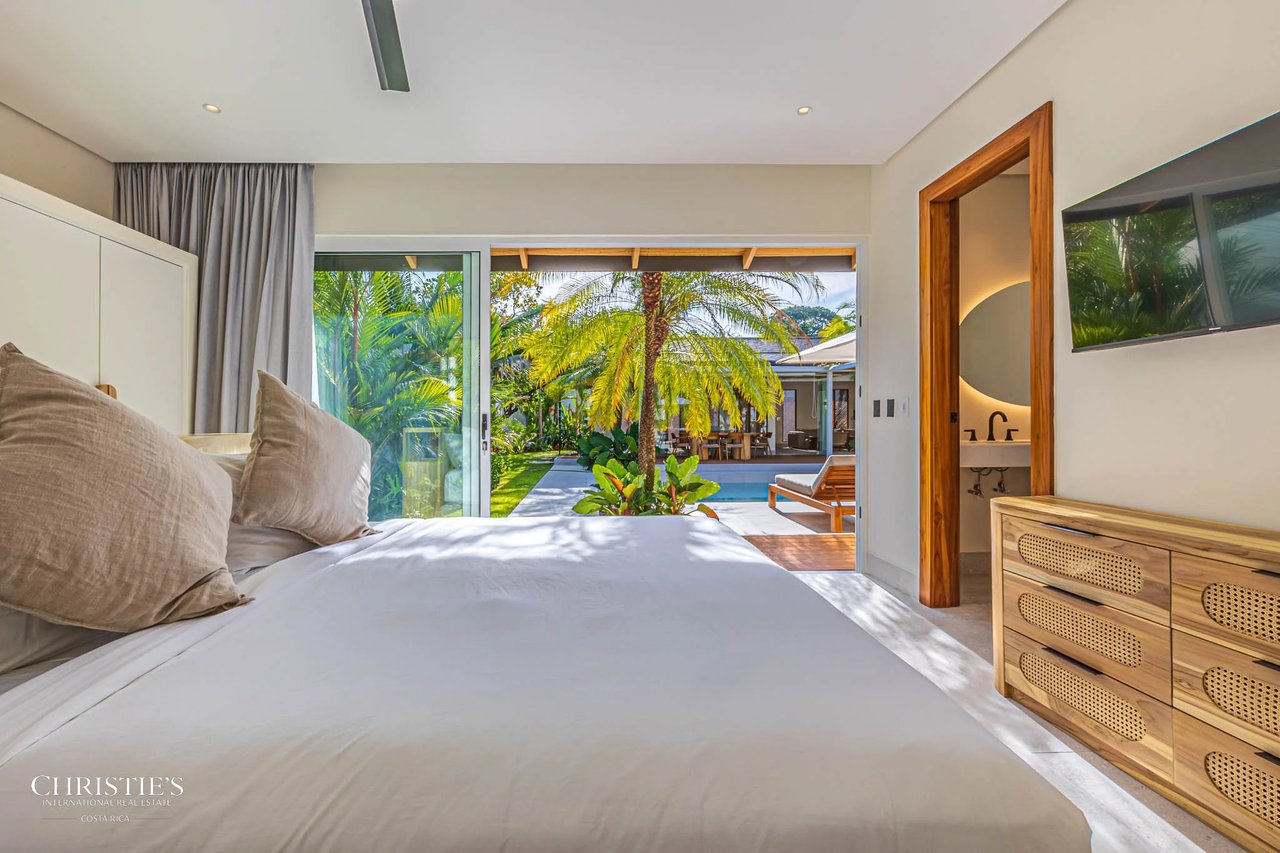 Modern Beachside Luxury Villa, Short Stroll to the Shore