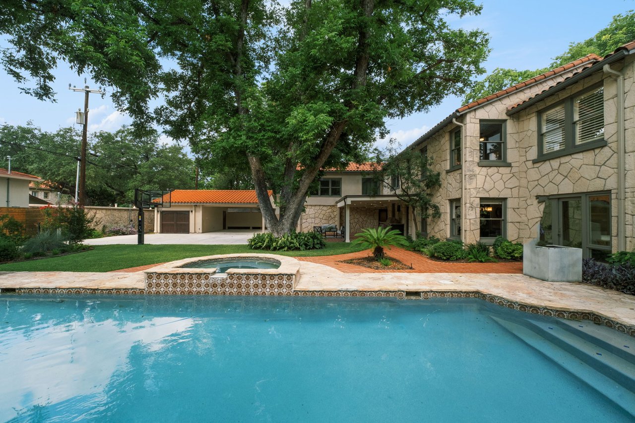 Luxury Property in Olmos Park