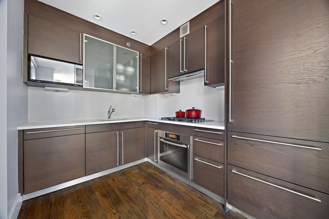 635 W 42nd St Apt 15J