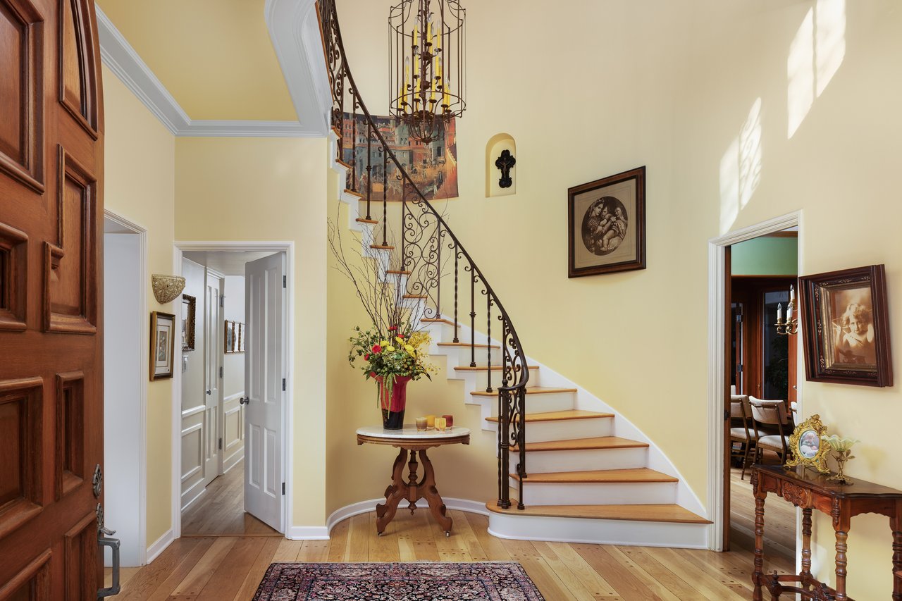 3042 N MANOR Drive E