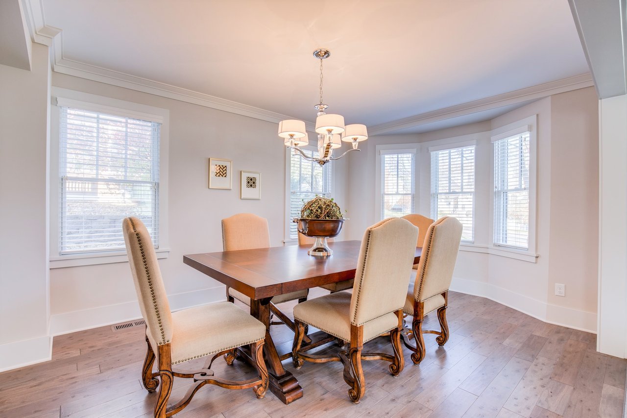 Charming, Luxurious Cape Cod, Walkable to 50th & France