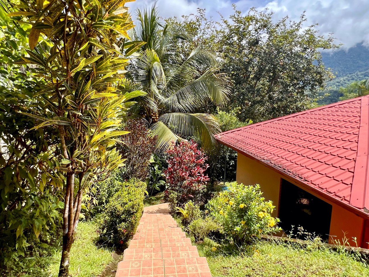 Peaceful 2-Bedroom Home in a Lush Garden in Ojochal